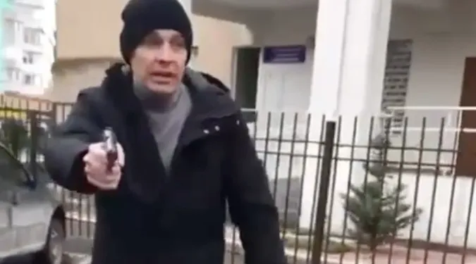 У Луцьку працівники ТЦК затримали чоловіка, який погрожував їм пістолетом (відео)