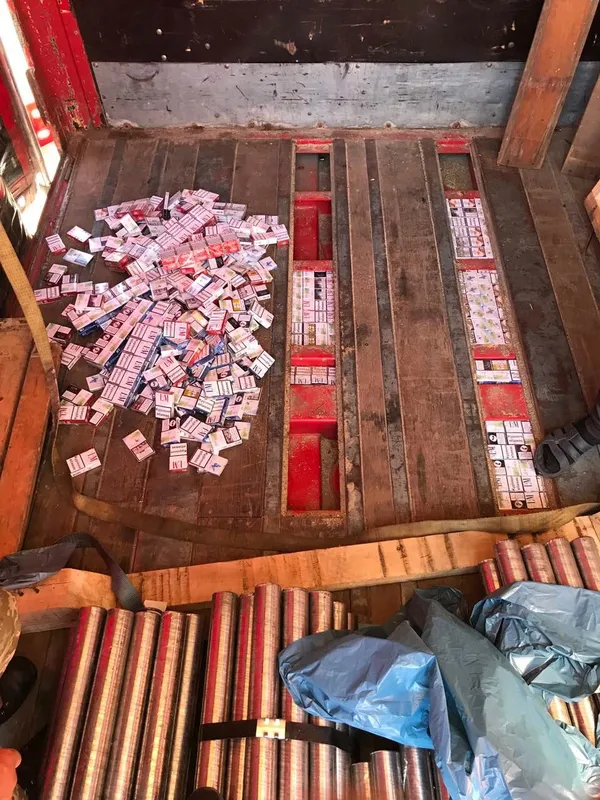 У «Ягодині» митники знайшли у вантажівці тайник, напакований цигарками (фото) 