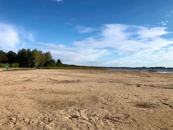 Люди грають у м’яч там, де раніше була вода: як міліє Світязь (фото)