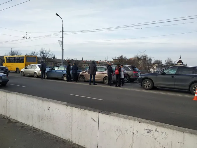 У Луцьку біля «Там-Таму» зіткнулися чотири автівки: утворився затор (фото)
