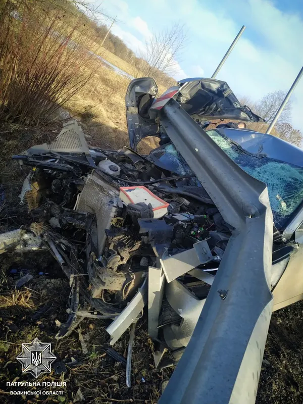На Волині п'яний на «шкоді» протаранив відбійник (фото,відео)