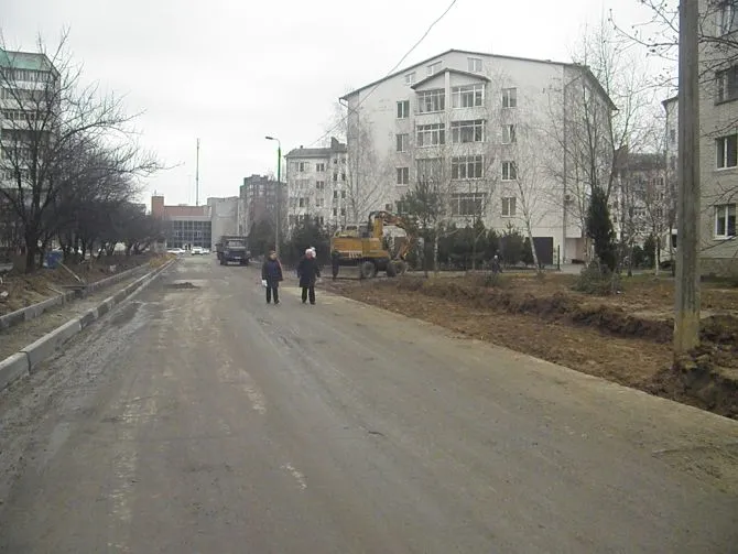 У Луцьку встановлюють нові бордюри і поребрики (фото)