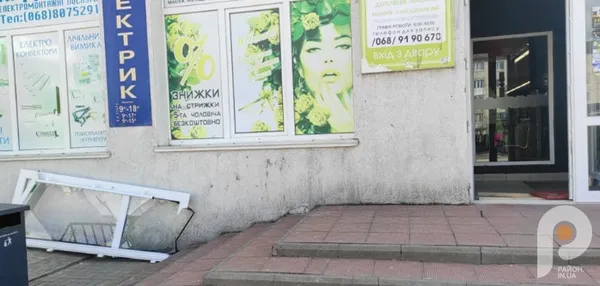 У місті на Волині вітер вирвав двері супермаркету (фото)