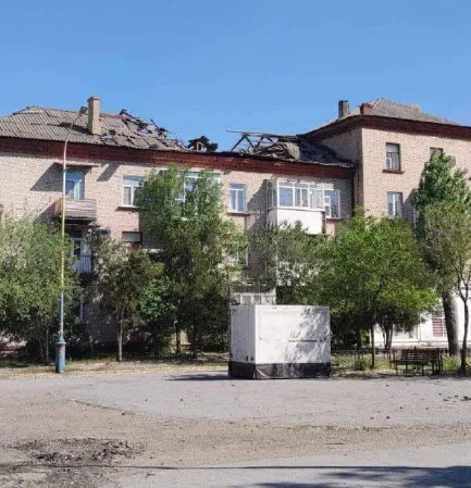 З вертольотів, літаків, комплексів «Точка-У»:  росіяни обстріляли Луганщину (фото)
