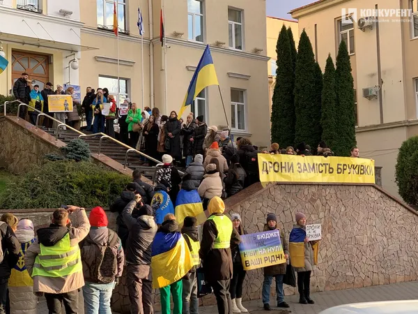 «Бюджет належить громаді»: у Луцьку молодь вимагала від влади більше витрачати на армію (фото)
