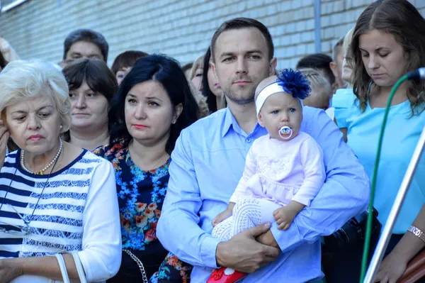 «Сонний» і «квітковий» перший дзвоник в луцьких школах (фото)