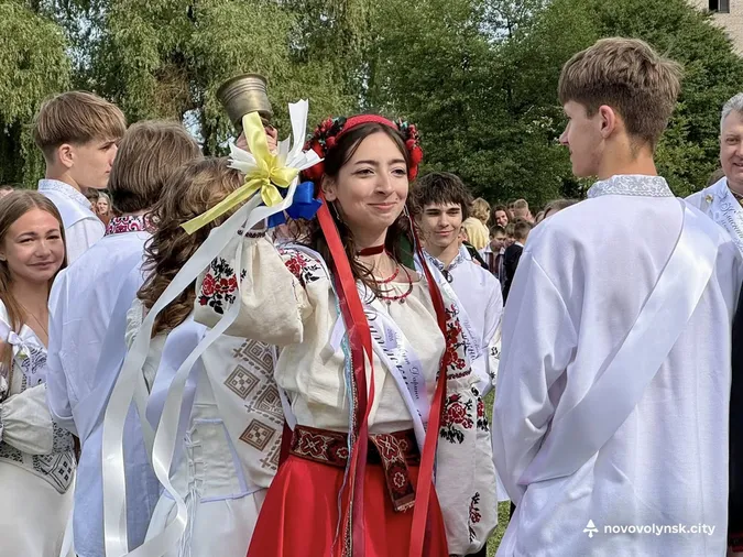 У Нововолинську пролунав останній дзвоник: відзначили учнів і педагогів (фото)
