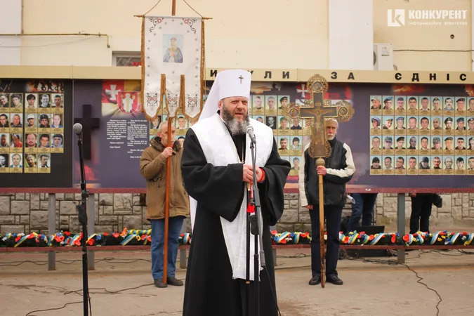 Квіти та сотні людей: у Луцьку вшанували пам'ять героїв Небесної Сотні (фото, відео)