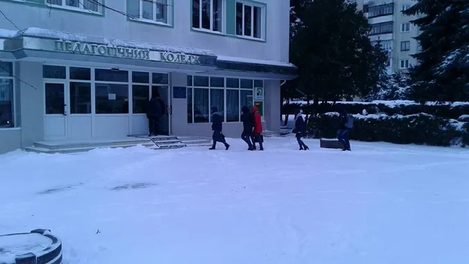 «Кому треба, той долізе»: як луцькі підприємці «чистяться» від снігу (фото)