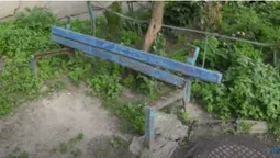 Нема лавок, круті сходи: у Луцьку мешканці будинку не задоволені головою ОСББ (відео)
