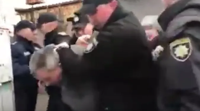 Билися та обливали водою: черговий скандал на на Старому ринку (фото, відео)