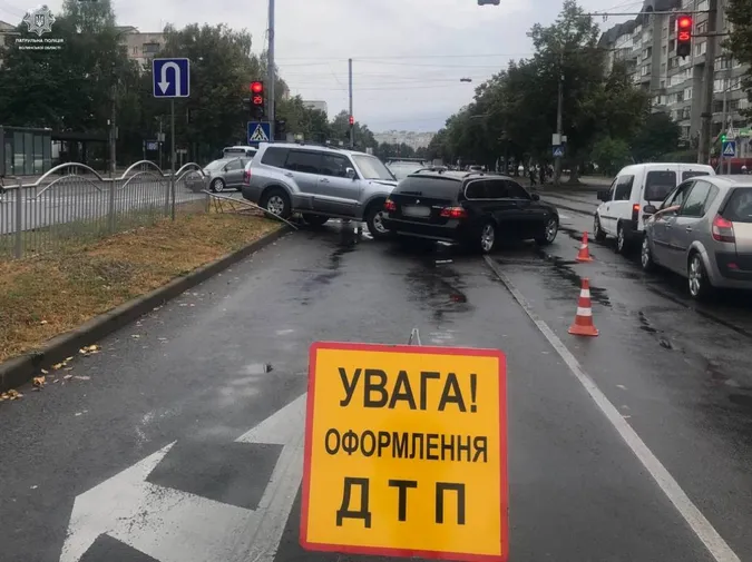 У Луцьку водій «міцубісі» врізався в огородження та «беху», яка їхала на іншій смузі (фото)