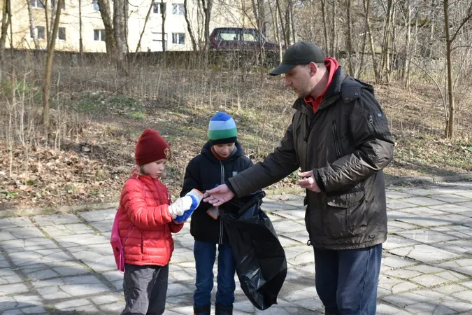 У Луцьку почистили берег Сапалаївки та висадили там клени (фото)