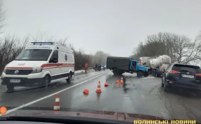 На автодорозі Луцьк – Горохів зіткнулися дві вантажівки й легковик: є постраждалі (фото, відео)