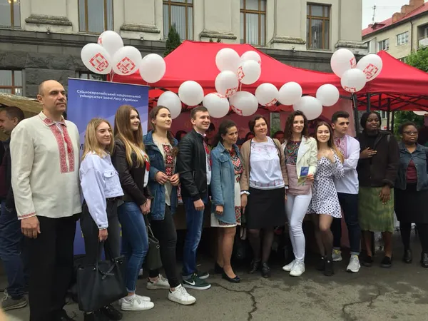 День вишиванки: відомі волиняни одягнули сорочки (фото)