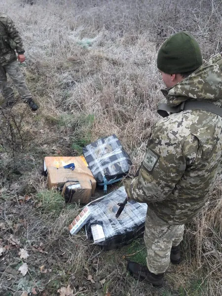 Нова схема контрабанди: на Волині пакунки цигарок викидають з потягу (фото)