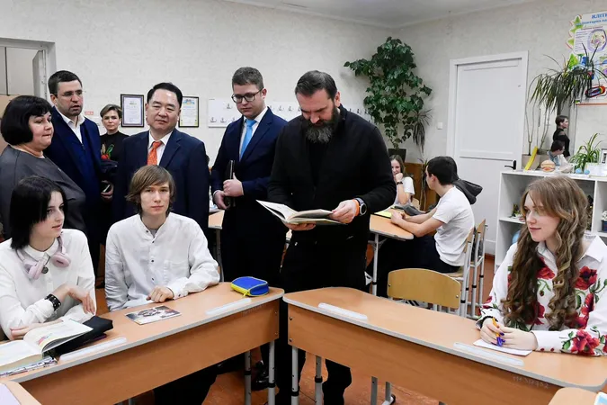 Учні 10 класів навчатимуться за новими підручниками з географії, які закупили корейці