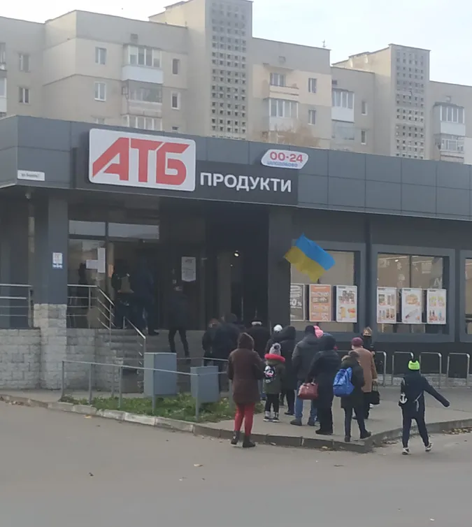 Карантин вихідного дня: у Луцьку – величезна черга в супермаркет (фотофакт)