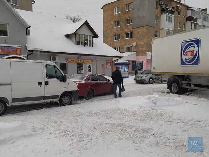 У Володимирі зіткнулися два авто і застрягла у снігу вантажівка (фото)