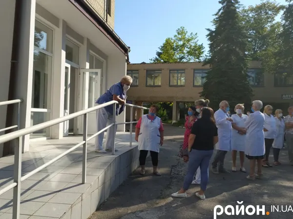 За два місяці – жодної копійки: працівники волинської психлікарні вийшли на протест