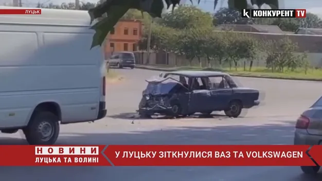 Розтрощений капот: у Луцьку автотроща  на Боженка (відео)