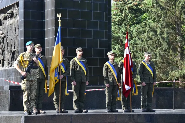 Мовчки та зі сльозами: у Луцьку вшанували пам'ять жертв Другої світової війни (фото)