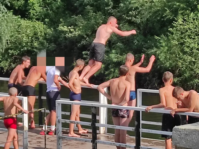 Причаїлася небезпека: лучан застерігають від ризикованого пірнання в Стир (фото)