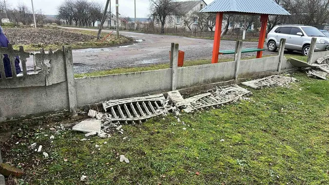 На Волині вандали вночі пошкодили паркан біля храму (фото)