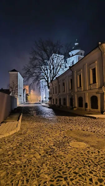 Тривожно-таємничий нічний Луцьк у світлі ліхтарів (фото)