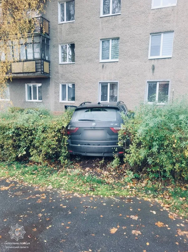 У Луцьку нетвереза водійка без прав ледь не врізалася в будинок (фото)
