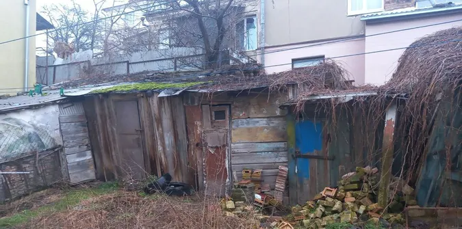 У Луцьку демонтують «сарай» недалеко від міської ради (фото)