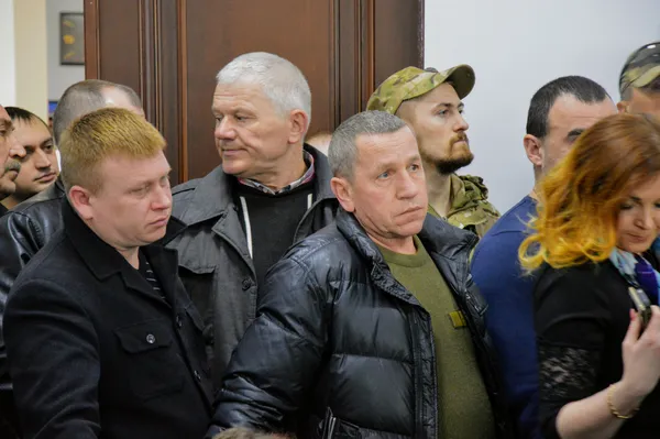 Потроху залу почали заповнювати військові
