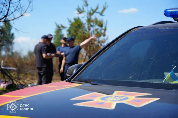Боротьба зі стихією: на Волині рятувальники дев'ять днів гасять пожежу (фото)