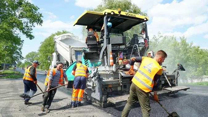 На дорозі Ковель-Жовква асфальтують з’їзди: рух у Литовежі ускладнений (фото)