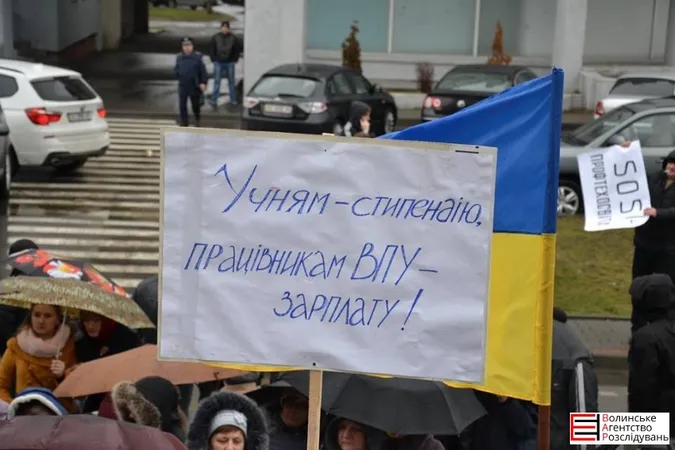 Волинські освітяни мітингували під обласною держадміністрацією