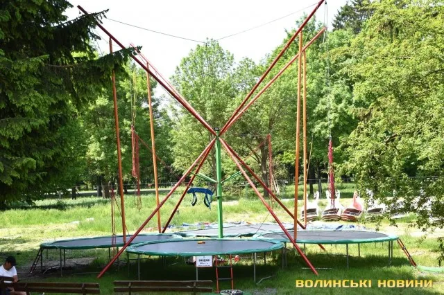 У луцькому парку запрацювали нові атракціони (фото)