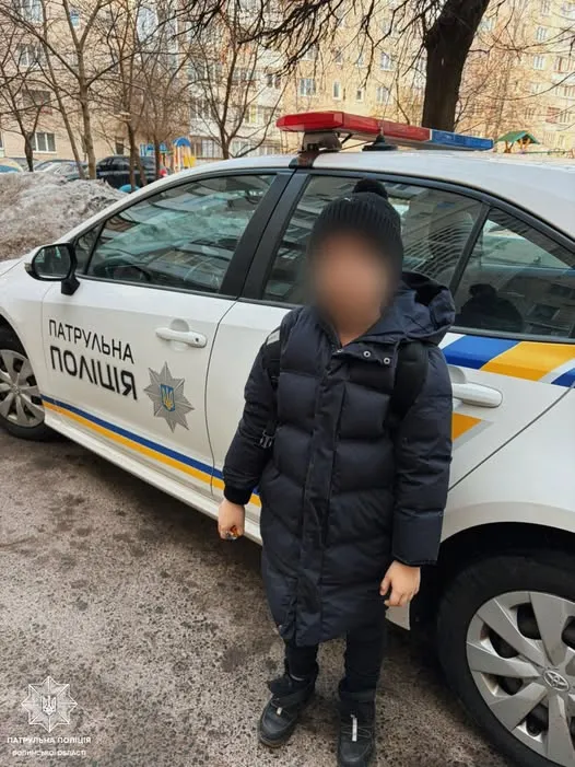 У Луцьку під під'їздом залишили маленького хлопчика (фото)