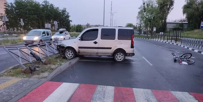 У Ковелі Fiat збив велосипедиста на «зебрі» й погнув паркан (фото)