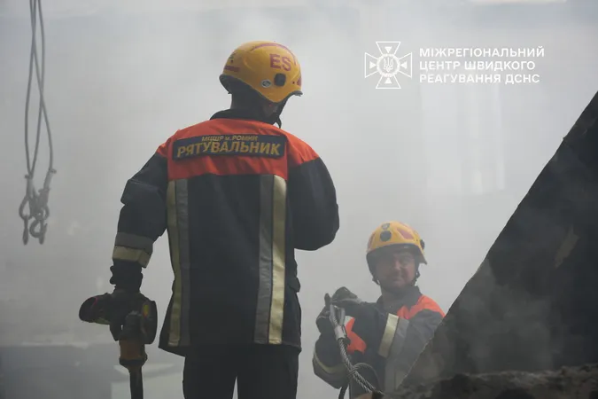 Понад 16 годин приборкували масштабну пожежу на підприємстві в Ромнах (відео)