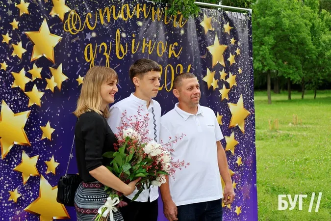 У Нововолинську для учнів пролунав останній дзвоник (фото)