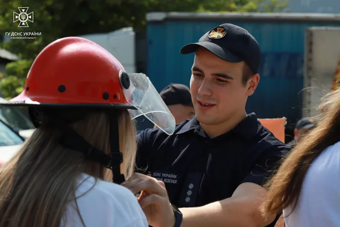 Як луцькі пожежники рятували людей від спеки (фото)