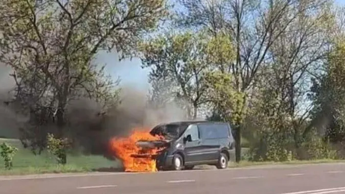 На околиці Ковеля прямо на дорозі загорівся автомобіль (відео)