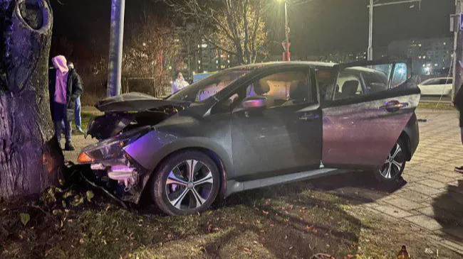 У Луцьку на Соборності авто врізалося у дерево (фото)