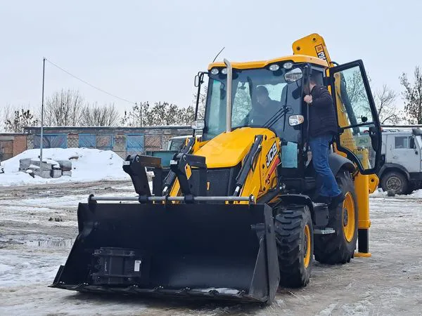 Володимир-Волинській громаді передали маневрений екскаватор-навантажувач (фото)
