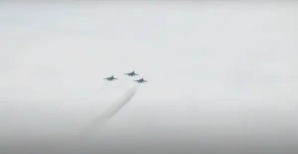 Луцькі літаки пролетіли над Києвом під час військового параду (фото)