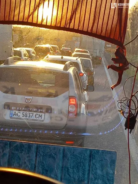 Під Луцьком заблокували дорогу на в'їзд: кожну автівку перевіряють з собаками (оновлено)