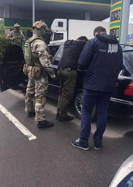 Мав три догани: лісівники розповіли про колегу, затриманого в Луцьку на хабарі