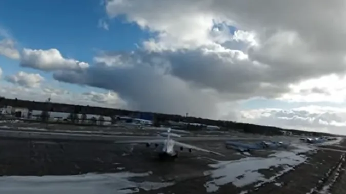 Показали відео з дрона, який сів на російський літак А-50 в Мачулищах (відео)