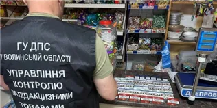 Без акцизу і без назви: на Волині в магазині знайшли нелегальні сигарети (фото)