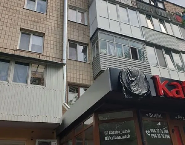 У Луцьку суші-бар встановив витяжку – мешканці будинку бояться обвалу (фото)